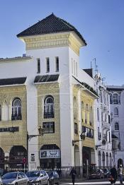 Image du Maroc Professionnelle de  L’architecture du début du XXème siècle sur le boulevard Mohamed V, l'un des plus anciens de "Casablanca". De nombreux architectes internationaux, et surtout des français, qui se sont inspirés des courants des Art Nouveau en vogue en Europe et particulièrement des Art Déco en y ajoutant des caractéristiques locales tel que, stucs, sculptures ou de zelliges, visible sur les façades des immeubles construits pour les colons à Casablanca. Le fameux bâtiment de " Maroc-Soir "  Art nouveau style « Néo-Mauresque » une œuvre de l'architecte français Marius Boyer, , Dimanche 11 Janvier 2009. (Photo / Abdeljalil Bounhar)